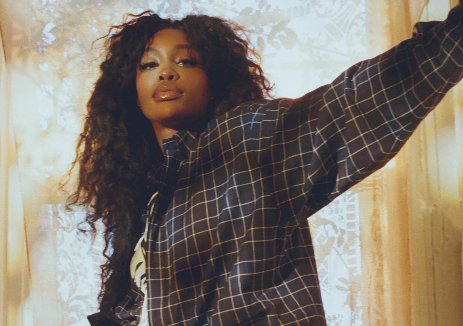 olána Imani Rowe, known professionally as SZA, is an American R&B singer